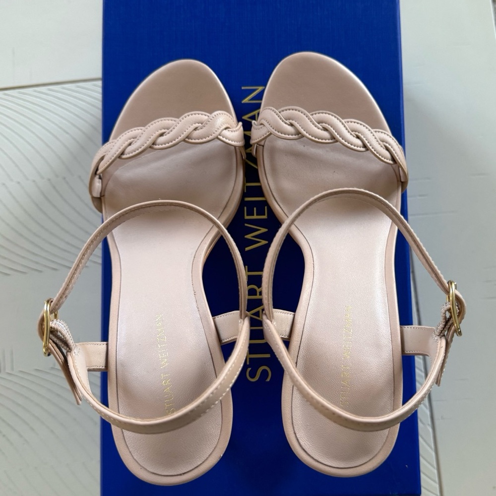 Stuart Weitzman Dancer Twistier Leather Sandal, Color Golden Beige, Size 7.